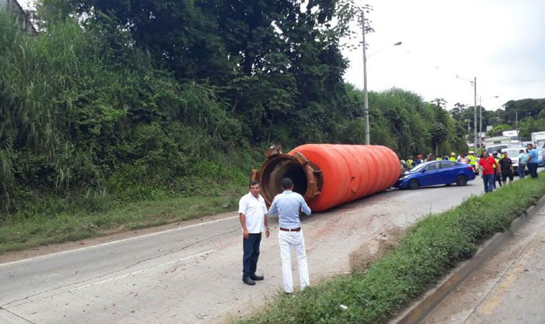 En la va centenario se cay una boya sobre unos vehculos