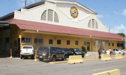 Cuatro policas investigados por caso de violacin