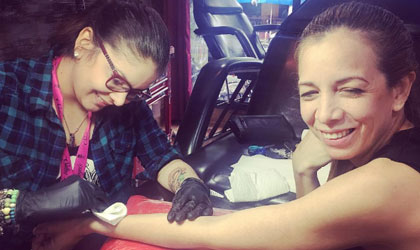 Deysi se hizo un tatuaje muy original y especial