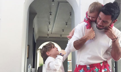 Jwan Yosef con los hijos de su pareja