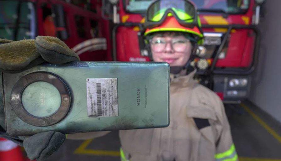 Dispositivo HONOR Magic 5 Lite de bombera en Chile sobrevive a incendio forestal