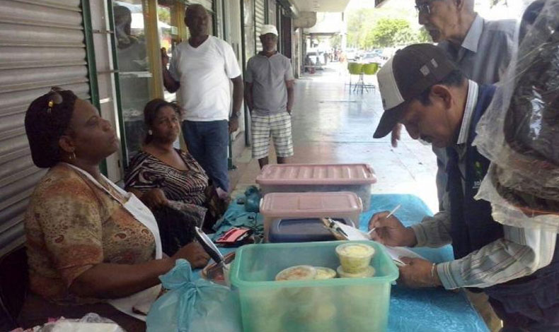 36 personas manipulaban alimento sin los permisos correspondientes