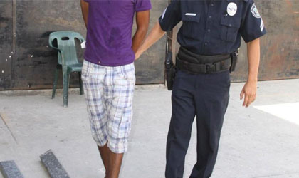 Adolescente es entregado por su madre a las autoridades