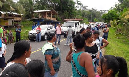Manifestantes bloquean paso por la va hacia Bocas del Toro