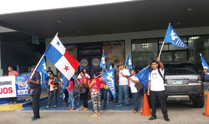 Manifiestan frente a la sede del Ministerio de Vivienda