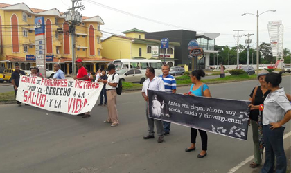 Pacientes cierran la v�a en protesta por ser envenenados con jarabe