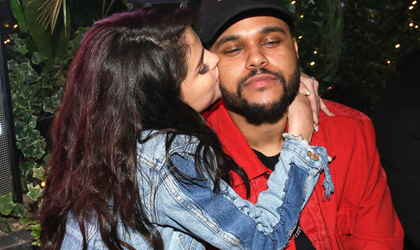 Selena demuestra amor con un beso a The Weeknd