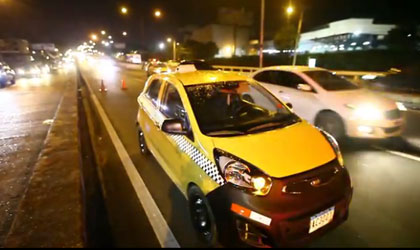 Encuentran abandonado taxi en el puente vehicular de la va Transistmica