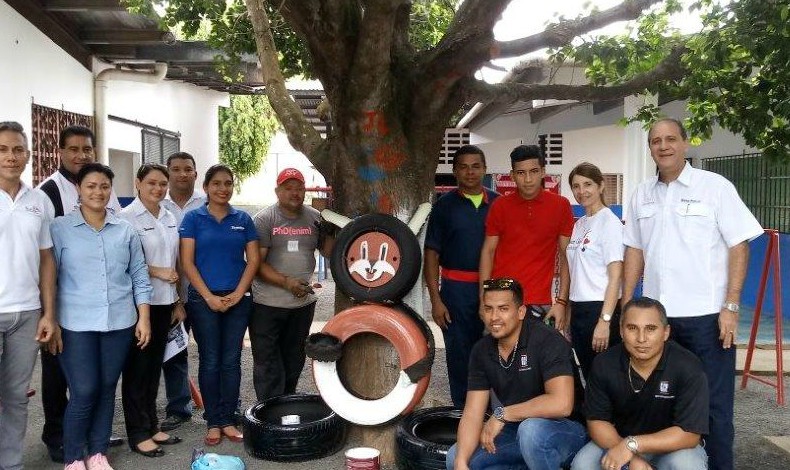 Tambor transforma llantas en un parque temtico