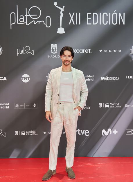 Carlos Torres deslumbra visiendo Tommy Hilfiger en los Premios Platino en Madrid