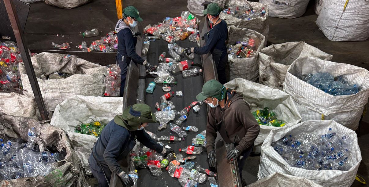 Coca-Cola refuerza su compromiso con el cuidado del medio ambiente, impulsando SUSTENTAPET para la economa circular en Latinoamrica