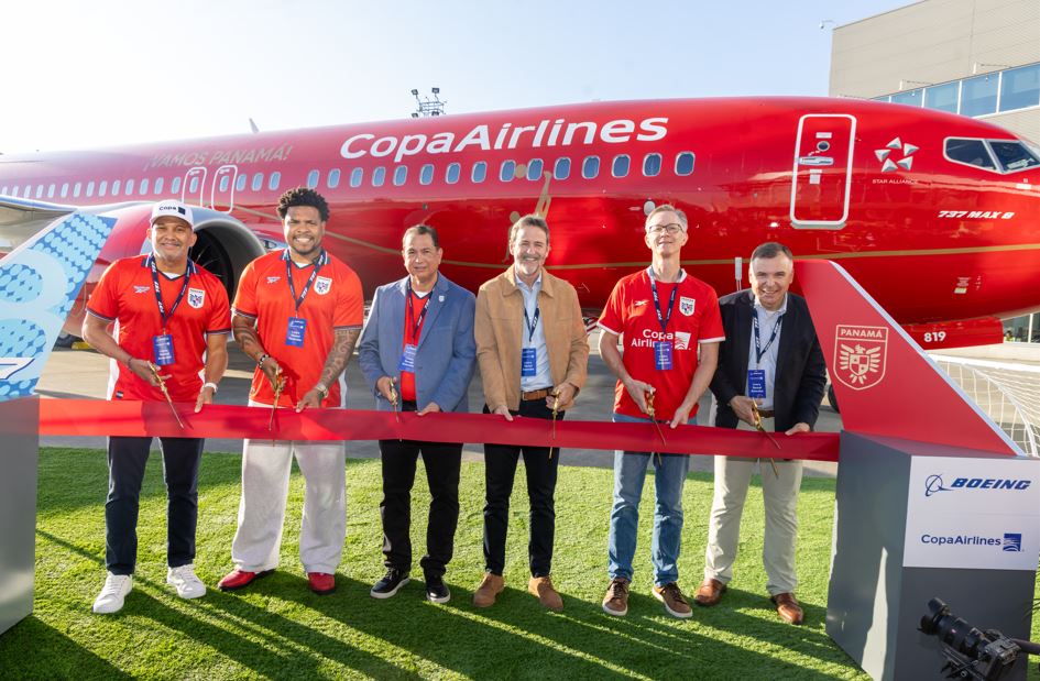 Copa Airlines y FEPAFUT presentaron oficialmente �El Avi�n de la Sele�