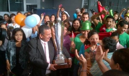 Suellen Ayala, ganadora del concurso de Oratoria, recibida con honores