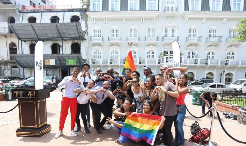 Finalmente la comunica LGTB izaron la bandera en la plaza de la Independencia