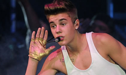 Justin Bieber se 'frota' un celular en pleno concierto