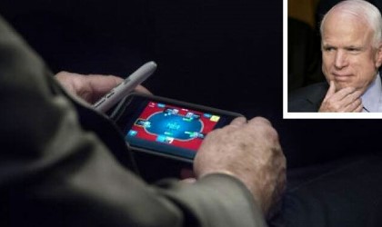 Captan a John McCain jugando poker mientras aprueban ataque a Siria