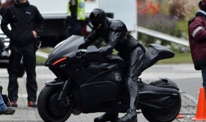 Imgenes. Alex Murphy se sube a su moto en Robocop