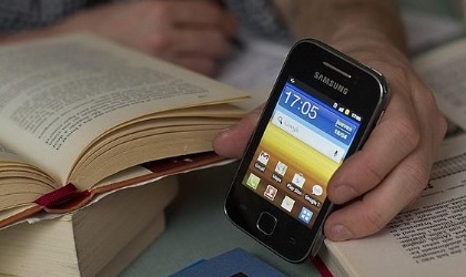 Cargan mvil gracias a electricidad generada a travs de la orina