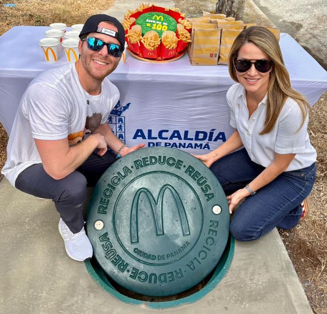 McDonald�s Panam� y la Alcald�a de Panam� instalan la tapa de alcantarilla 100 del programa de recuperaci�n urbana