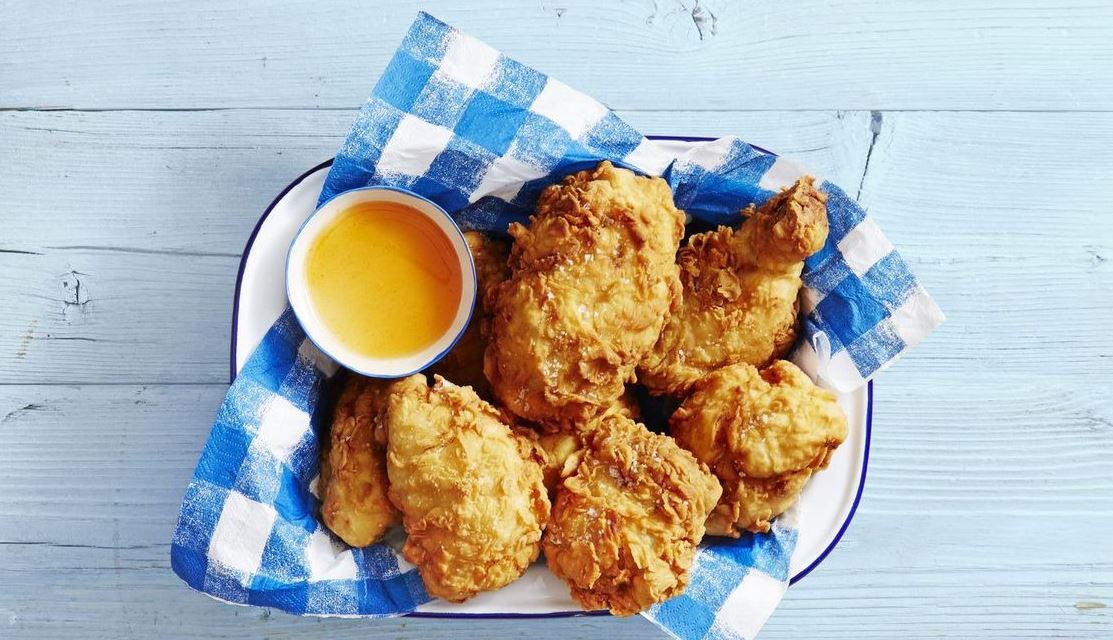 Hoy 6 de julio se celebra el da internacional del pollo frito. Pollo Frito con mollejas y chicha natural: el favorito de los panameos