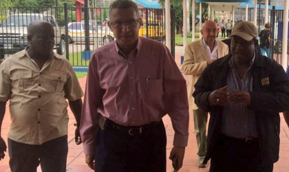 Alfredo Martiz inspecciona terrenos de hospital licitado desde el 2016