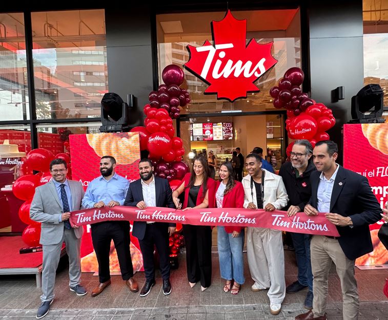 Tim Hortons celebra la apertura de su tercera sucursal en Va Espaa, Panam