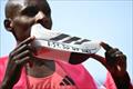 Sebastian Sawe y Yomif Kejelcha atlets de adidas, rompen la barrera de las 2 horas en Maraton