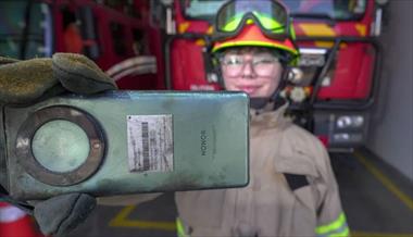 /zonadigital/dispositivo-honor-magic-5-lite-de-bombera-en-chile-sobrevive-a-incendio-forestal/106434.html