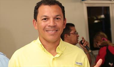 /vidasocial/luis-casis-listo-para-ayudar-con-su-alcancia-gigante/48585.html