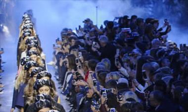 /spotfashion/-solamente-el-azul-marino-puede-competir-con-el-negro-senala-dior/43973.html