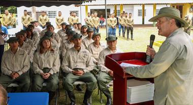 /vidasocial/240-nuevos-guardaparques-de-miambiente-ya-protegen-15-parques-nacionales-y-12-areas-naturales-a-nivel-nacional/105942.html