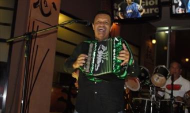 /musica/osvaldo-ayala-prendio-las-terrazas-de-multiplaza/17450.html