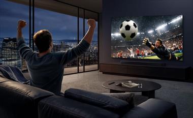 /zonadigital/la-era-de-las-pantallas-gigantes-por-que-cada-vez-mas-personas-eligen-ver-futbol-en-casa/106798.html