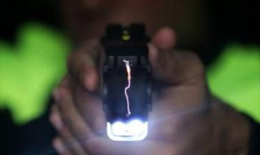 /vidasocial/policias-de-panama-reciben-descarga-electrica-de-taser-para-que-conozcan-sus-efectos/18031.html