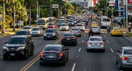 Roban auto y luego terminaron en una quebrada