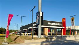 McDonald�s Panam� lleva a cinco clientes a conocer el trofeo de la Copa Mundial de la FIFA� en Colombia