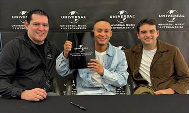 Artista paname�o Astronazzy firma de un acuerdo de distribuci�n con Universal Music Centroam�rica