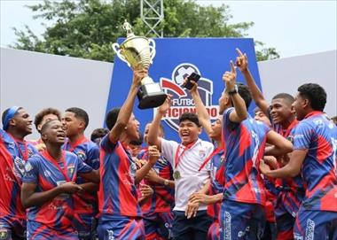 /deportes/futbol-aficionado-en-2025-ascensos-finales-y-miles-de-partidos-a-nivel-nacional/106452.html