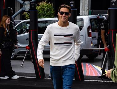 /spotfashion/george-russell-lleva-tommy-hilfiger-el-fin-de-semana-de-carreras-del-gran-premio-de-belgica/104958.html