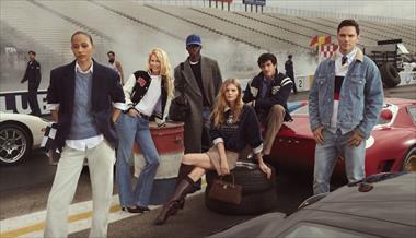 /spotfashion/tommy-hilfiguer-lleva-el-estilo-prep-a-la-pista-de-carreras-en-la-campana-otono-2025-con-su-hilfiger-racing-club-/106065.html